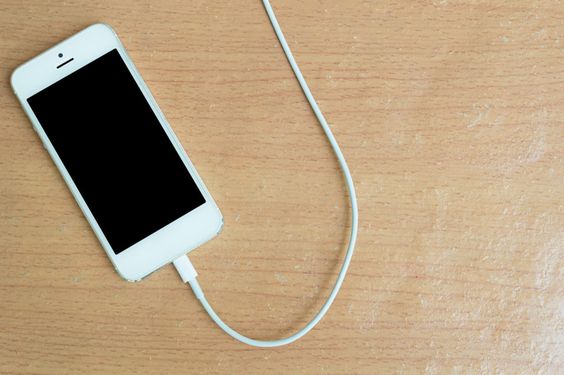 Tips Charge iPhone yang Baik dan Benar, Buat Ponsel Tetap Optimal!