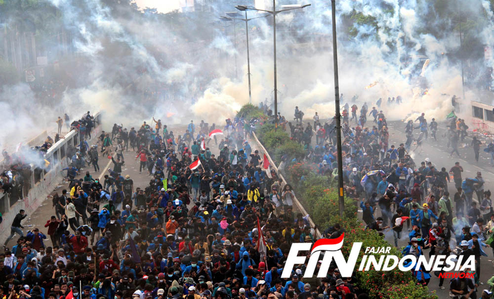 Demo Depan DPR Rusuh, Tol Dalam Kota Ditutup, Tembakan Gas Air Mata dan Water Canon 