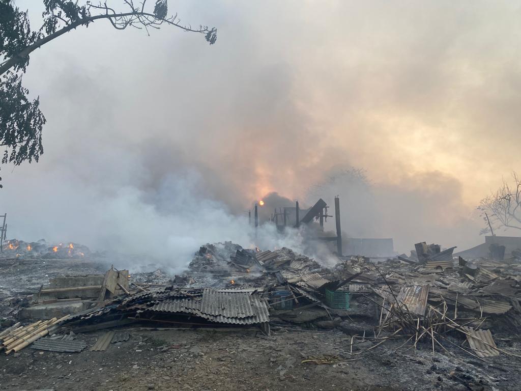 Update: Hari Kedua Kebakaran TPA Rawakucing, Ratusan Petugas Masih Berjibaku Padamkan Api 