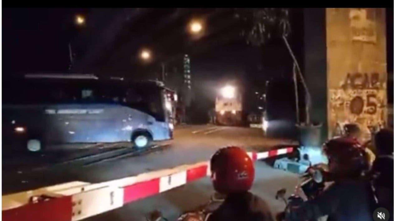 Hampir Saja Ketabrak, Begini Kronologi Bus TNI AL Terobos Perlintasan Kereta Api di Malang