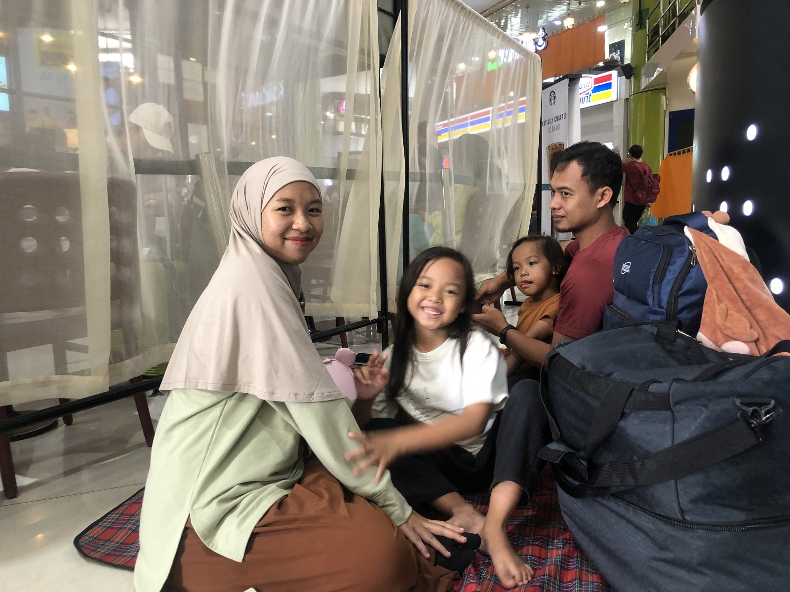 Tunggu Kedatangan Kereta 6 Jam, Pemudik Ini Pilih Gelar Tikar Bersama Keluarga di Stasiun Gambir Agar Tak Terlambat