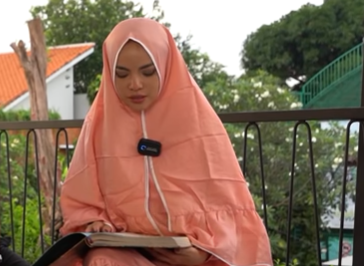 Wow! Dinar Candy Pakai Hijab Lantunkan Ayat Alquran, Suaranya Bikin Warganet Bengong: Kalau Gini Kan Adem
