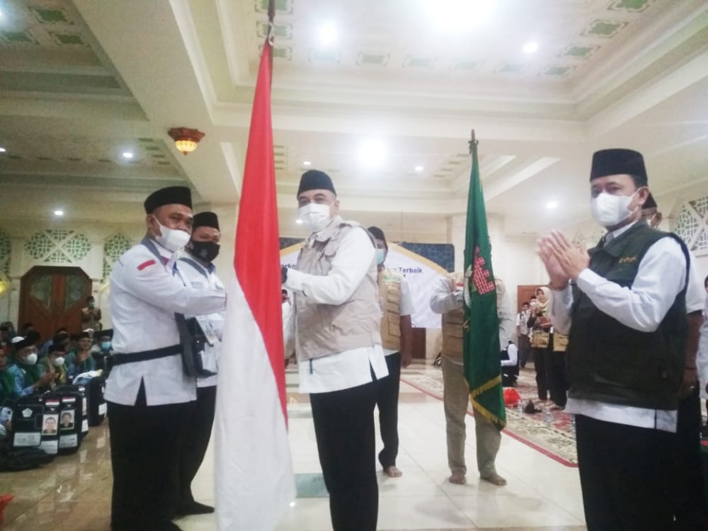 389 Calon Haji Asal Kabupaten Tangerang Kloter 05 Diberangkatkan, Dilepas Bupati Dengan Penyerahan Bendera Mer