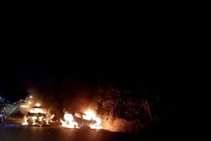 Diduga Slip Lalu Tabrakan, Dua Mobil Hangus Terbakar