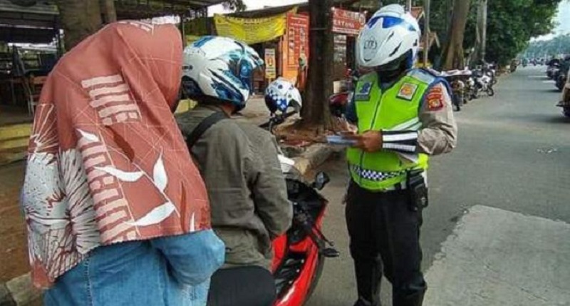 Polisi Bantah Tilang Pengendara Motor Pakai Sandal Jepit