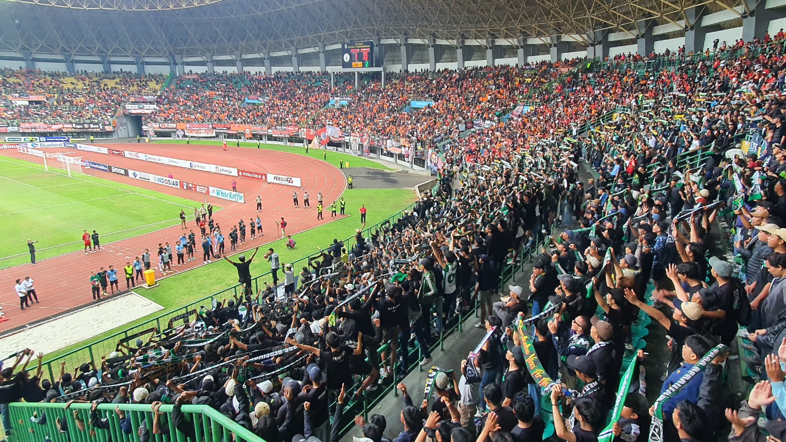 Meski berdampingan di tribun stadion, suporter Jak dan Kabo Mania mengkampanyekan persahabatan