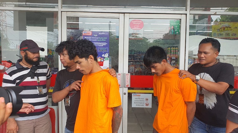 Dua Pembobol Minimarket Bekasi Ditangkap Saat Akan Kabur ke Medan, Isi Tas Bawaannya Bikin Geleng Kepala