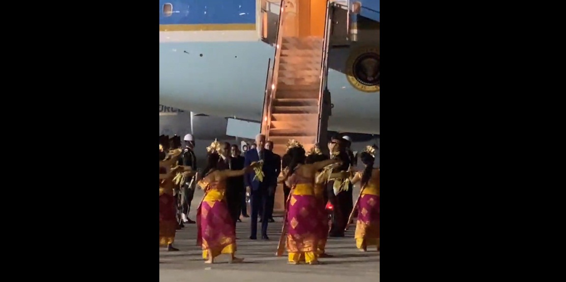Tiba di Bali Disambut Penari, Presiden AS Joe Biden Tersenyum