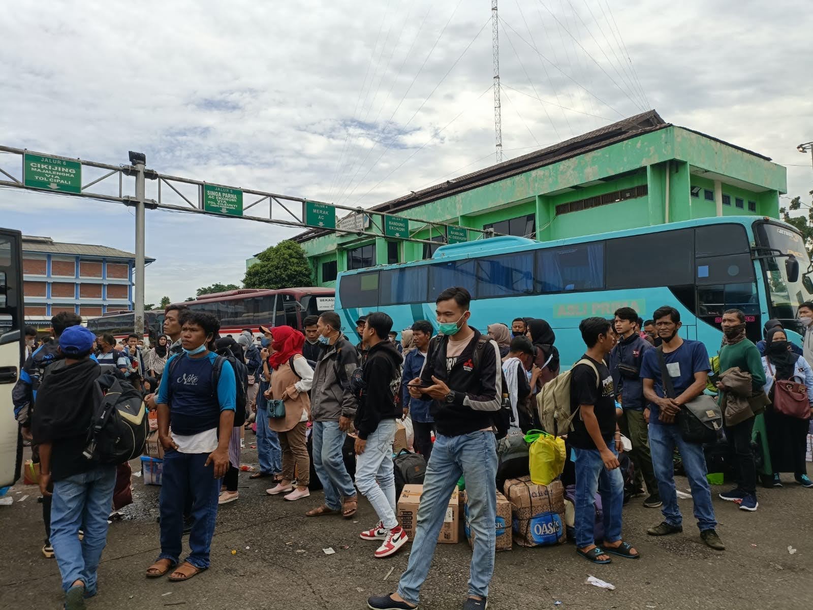 Ratusan Penumpang Terlantar di Terminal Bekasi, Imbas Bus Terlambat Datang Akibat Terjebak One Way
