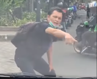 Viral Video Pria Pura-pura Jadi Korban Tabrak Lari Sambil Terpincang-pincang, Waspadai Modus Penipuannya