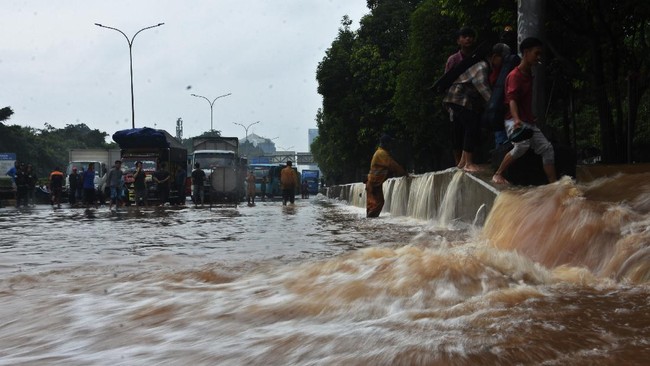 Senin Pagi Jakarta Kebanjiran, BPBD DKI: Debit Air Sungai Ciliwung Naik, Tanggul Jebol