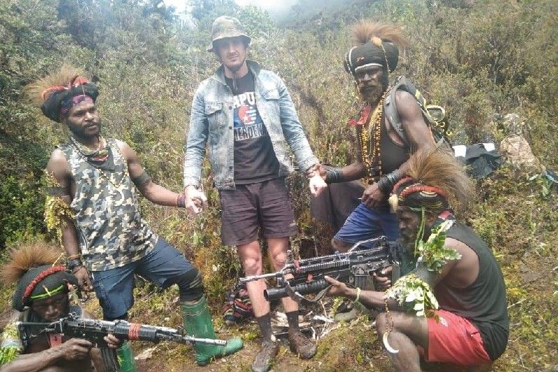 Foto dan Video Pilot Susi Air Philip Mark Mehrtens Bersama KKB Papua Diidentifikasi, Polisi: Lama atau Baru