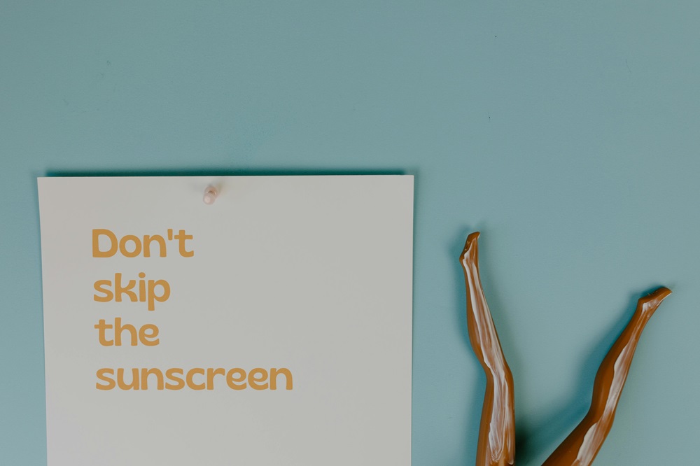4 Manfaat Sunscreen: Senjata Ampuh Melawan Bahaya Sinar Matahari hingga Cegah Kanker Kulit!
