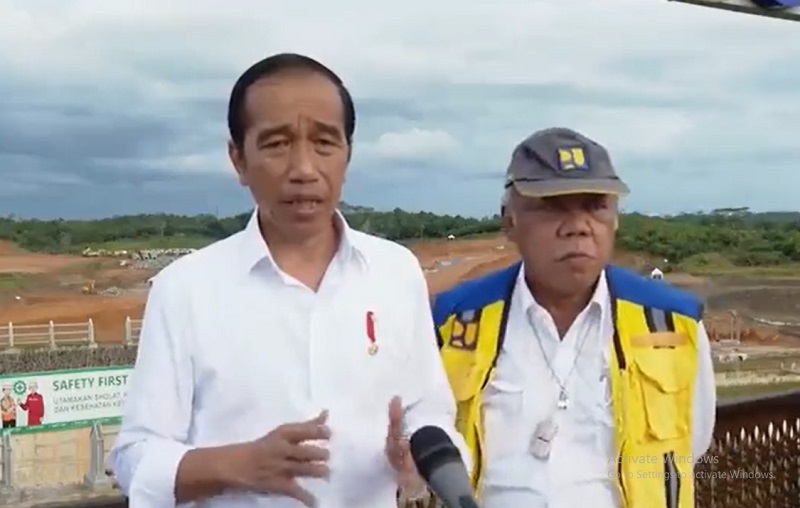 Ekspresi Kocak Menteri Basuki saat Ringtone Ponselnya Berbunyi Ketika Dampingi Jokowi, Ketahuan HPnya Jadul 