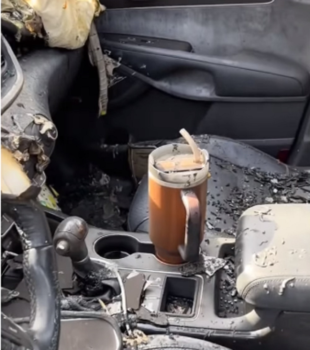 Dahsyat! Tumbler Stanley Masih Utuh saat Mobil Hancur Terbakar