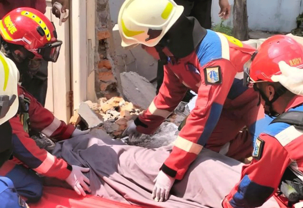Gulkarmat Jaktim Evakuasi 2 Korban Bangunan Roboh di Kramat Jati, 1 Orang Tewas