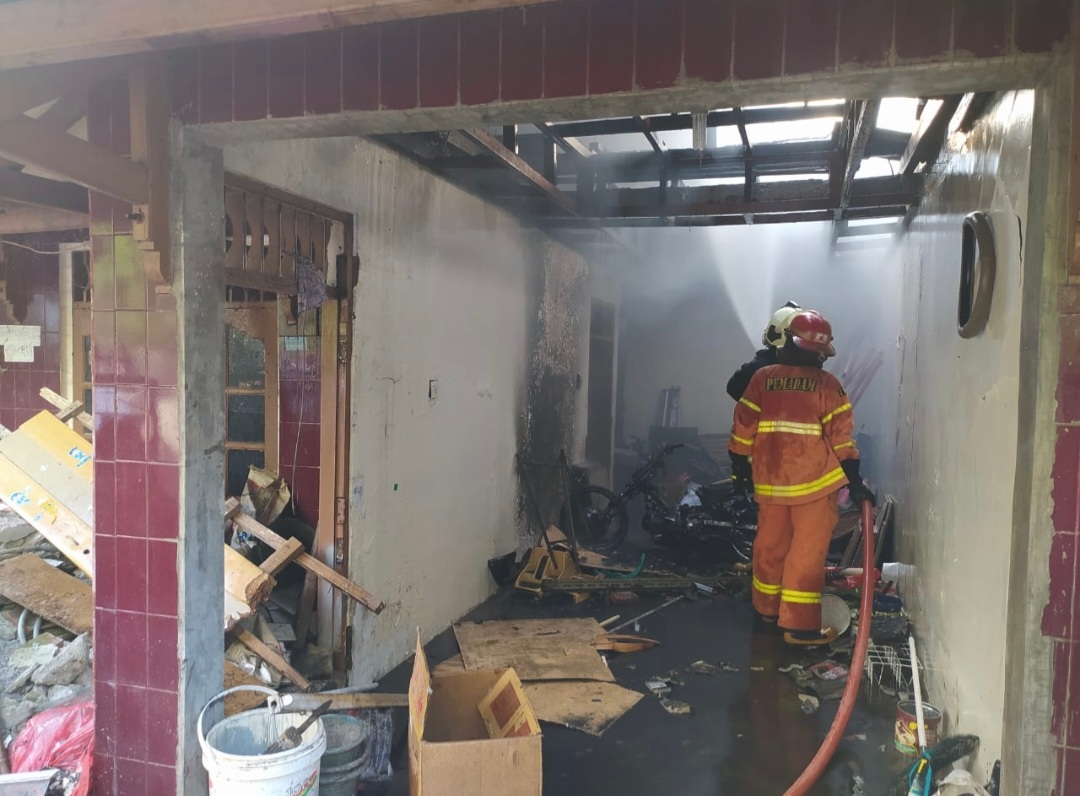 Jelang Waktu Berbuka Puasa, Satu Unit Rumah di Bekasi Habis Terbakar, Diduga Akibat Korsleting Listrik