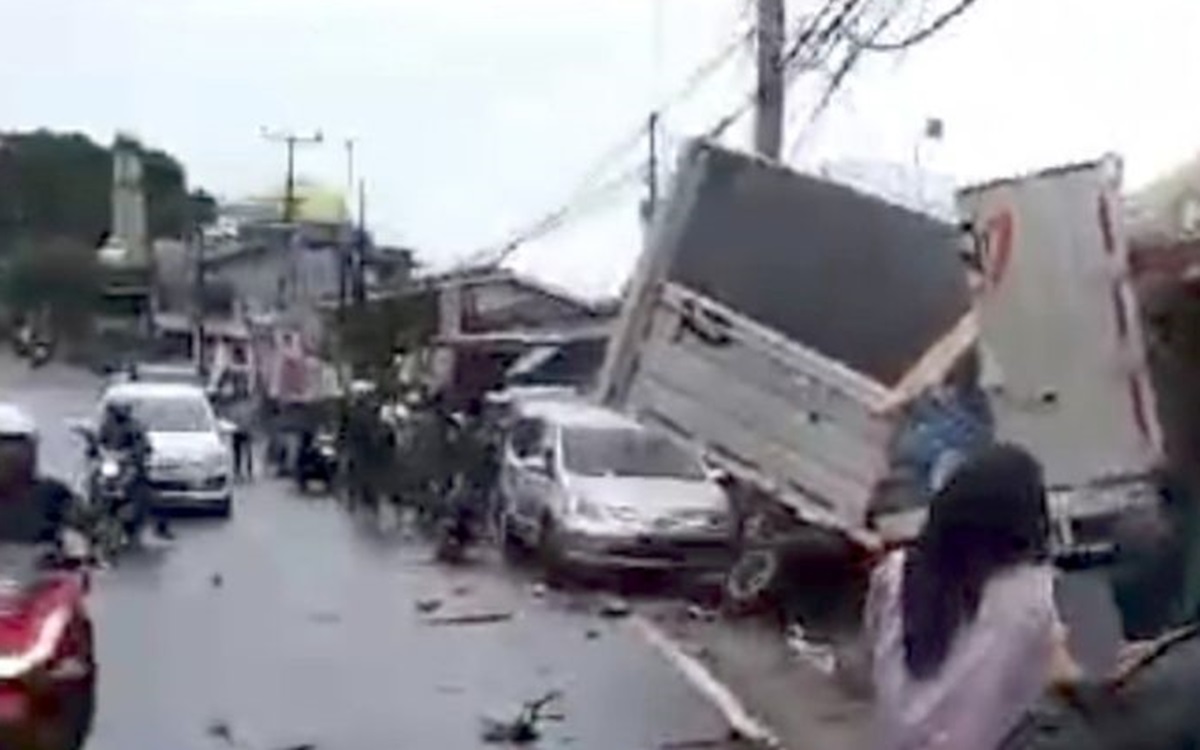 5 Kendaraan Terlibat Kecelakaan Beruntun di Jalur Puncak Bogor