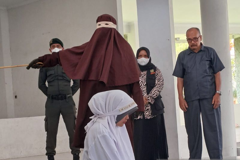 Berawal dari Penggerebekan, Dua Pelaku Perzinaan di Banda Aceh Dihukum Cambuk 22 Kali