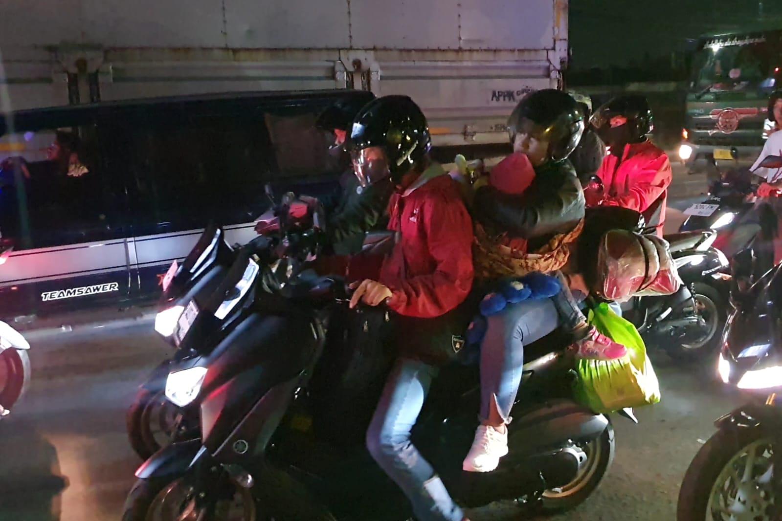 Jalan Sultan Agung Bekasi Macet, Pemudik Motor: Bu Tunggu Anakmu Pulang Lebaran