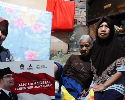 Bikin Mewek, Emak Nani Hidup Sebatang Kara di Bandung, Ridwan Kamil Beri Santunan Uang Tunai dan Sembako