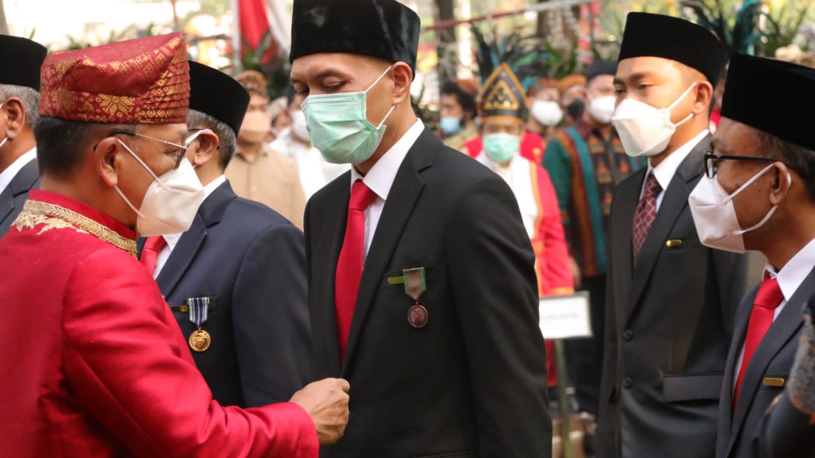 Peringatan HUT ke-77 RI, 6 Insan PLN Raih Penghargaan Satyalancana dari Presiden Jokowi