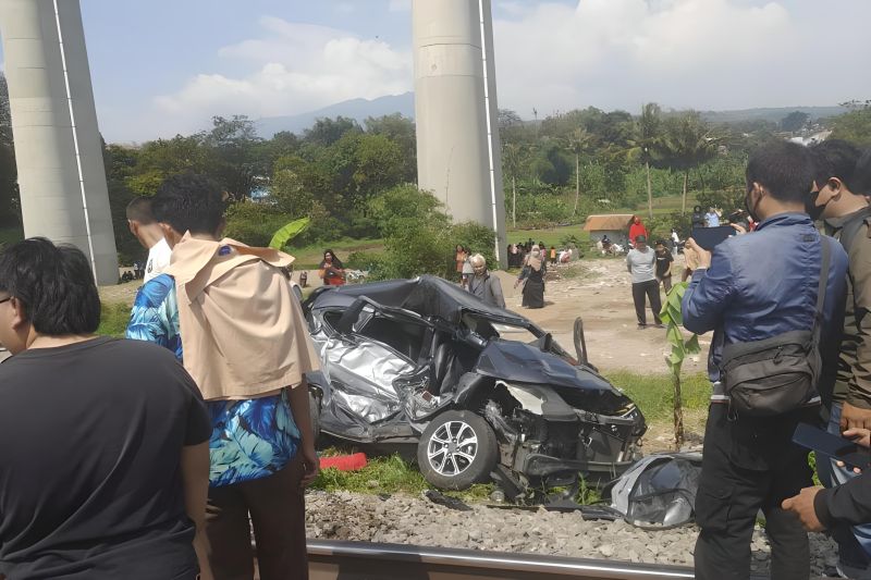 PT KAI Daop 2 Angkat Suara Kereta Feeder Whoosh Tabrak Mobil di Bandung Barat