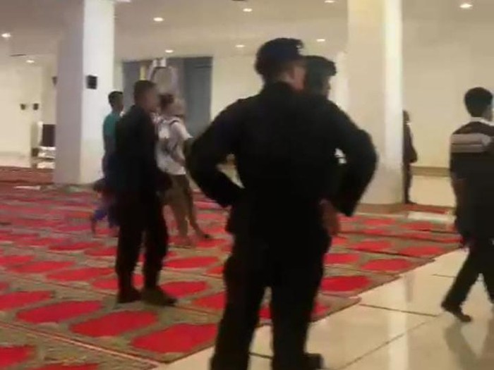 Polisi Bersepatu Injak Tempat Salat Masjid Raya Sumbar, Pengurus Masjid Buka Suara Lantang 