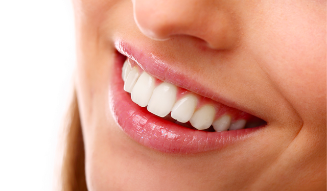Tips Memutihkan dan Menyehatkan Gigi dengan Bahan Alami
