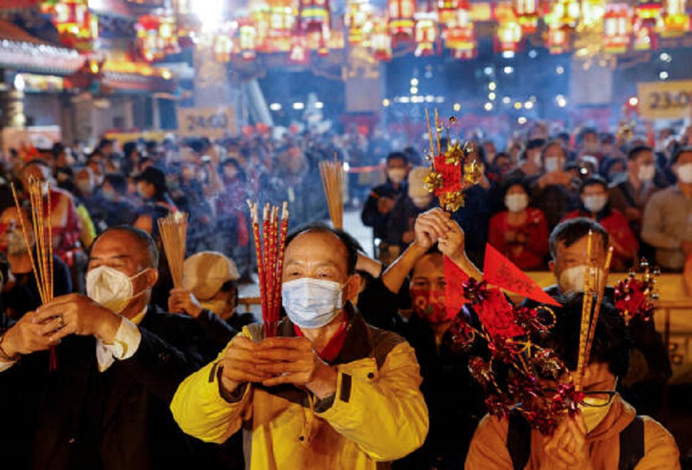 China Rayakan Imlek dengan Tekanan Pandemi Covid-19, Warga Beijing Antre Doa hingga Sepanjang 1 Kilometer