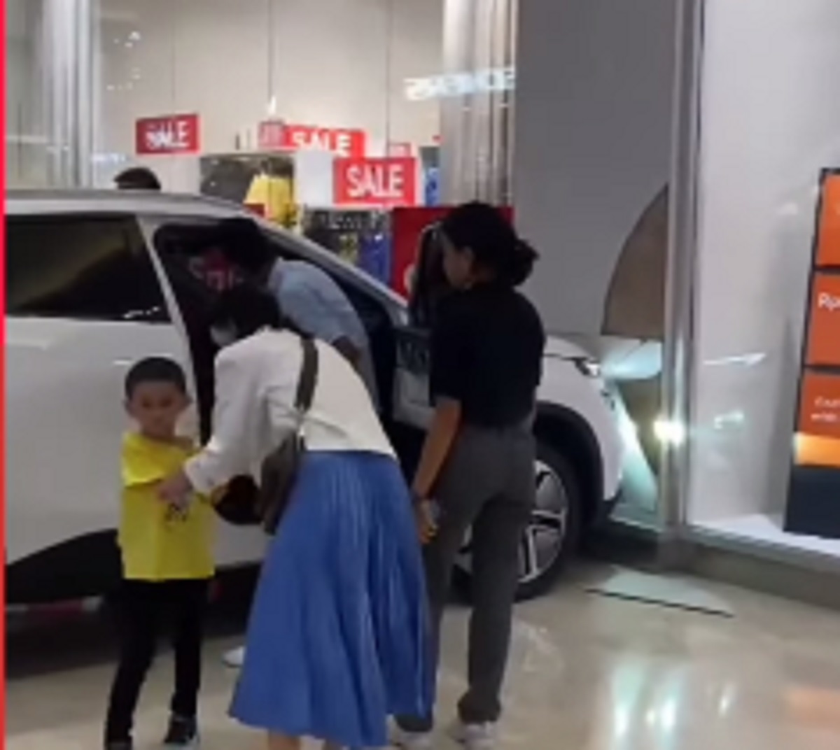 Duh! Bocah SD Injak Pedal Gas Mobil SUV Sampai Tabrak Toko di Kelapa Gading