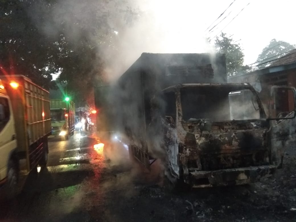 Heboh! Truk Hangus Terbakar di Jalan Raya Narogong Kota Bekasi, Sopir Panik Minta Air ke Warga