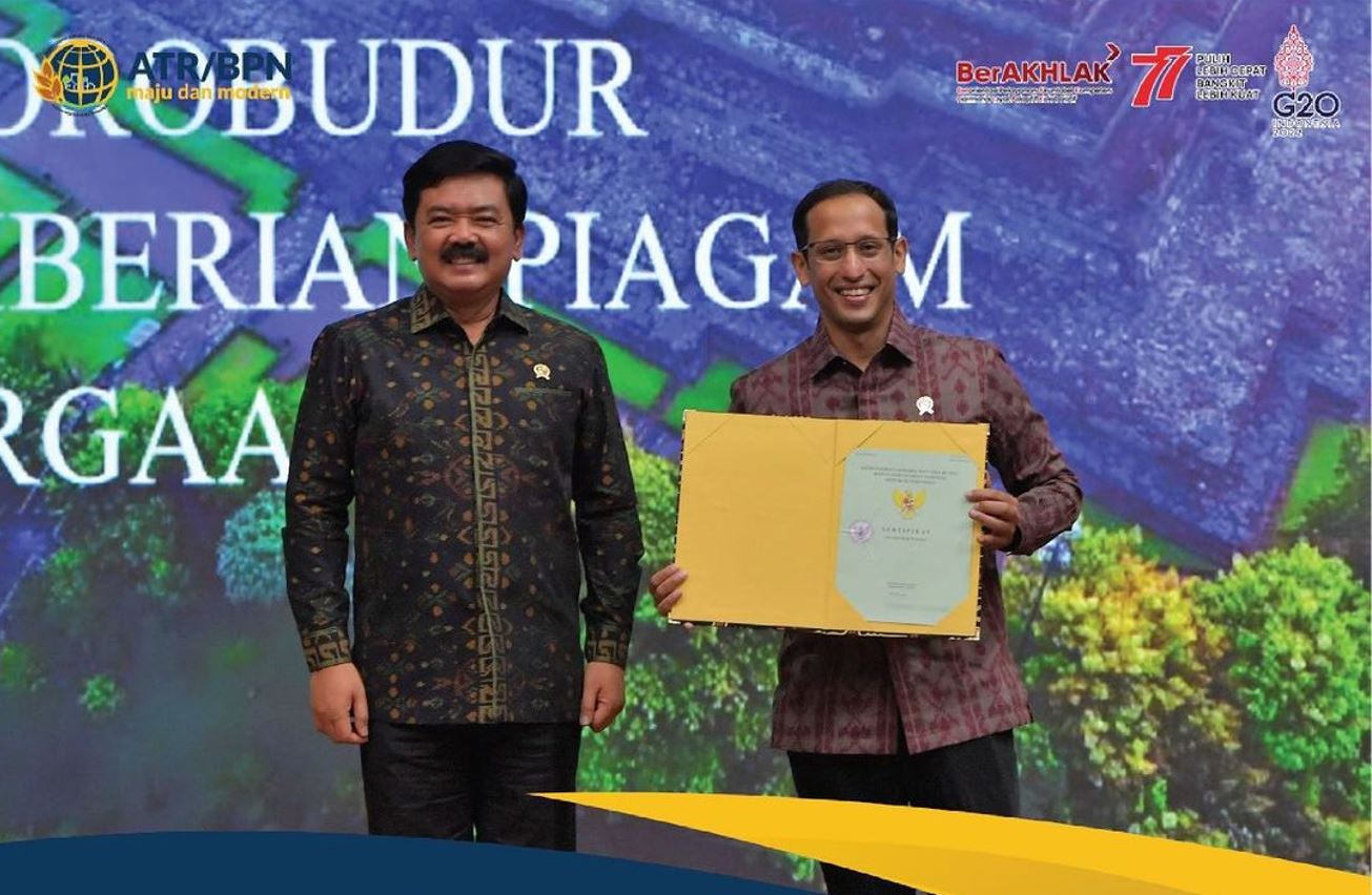 BPN Serahkan Sertifikat Tanah Candi Borobudur ke Nadiem Makarim