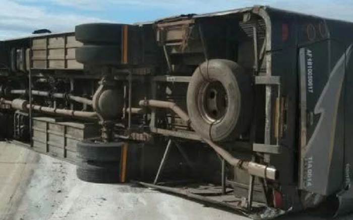 Kecelakaan Beruntun di Jalan Tol Trans Sumatera, Bus Terguling