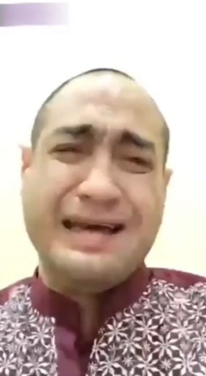 Viral Video Ferry Irawan Menangis Sambil Bersujud di Kaki Venna Melinda: Abi Bukan Oran Jahat!