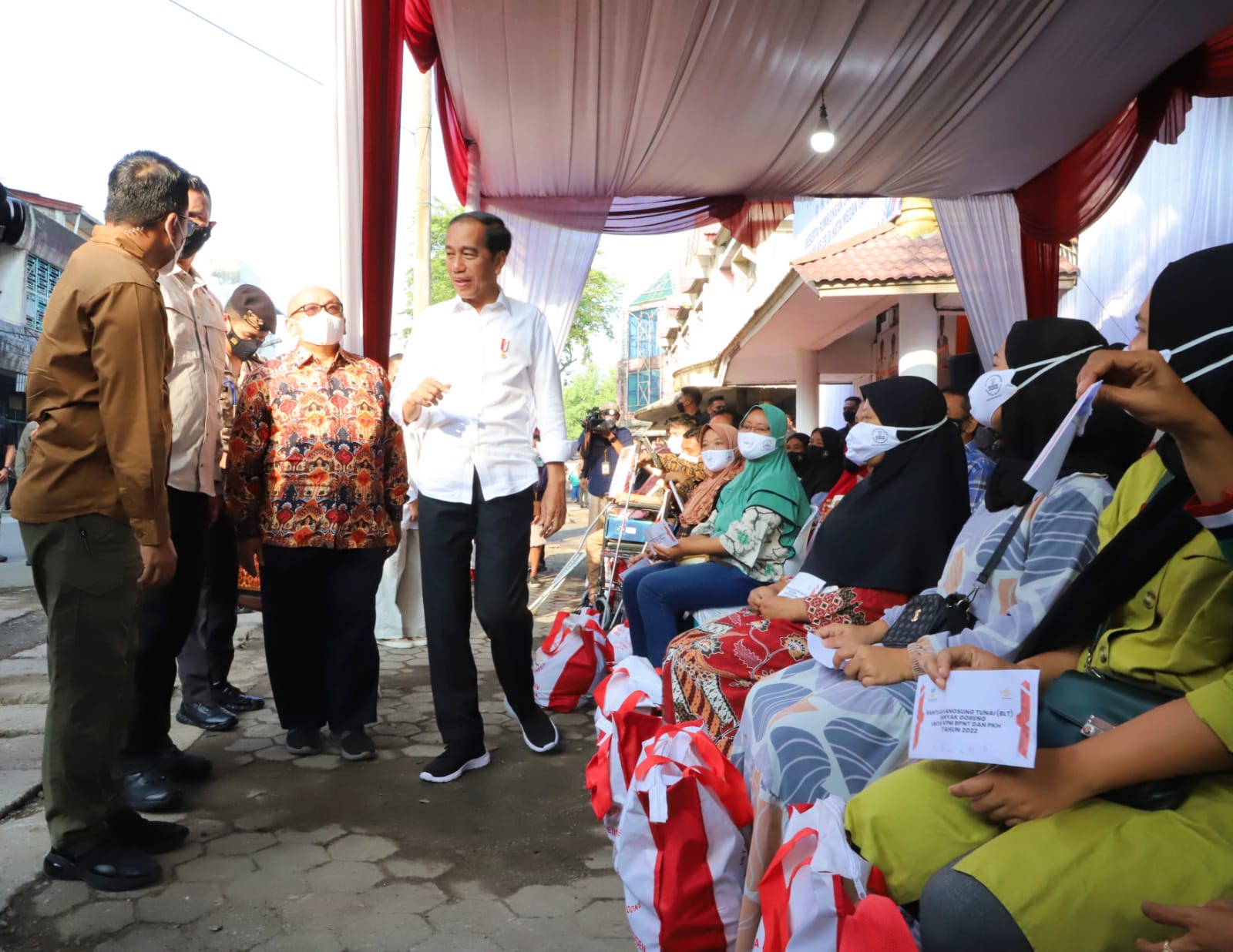 Kunjungi Pasar Petisah Medan, Presiden Joko Widodo Salurkan dan Cek Langsung Bantuan Sosial