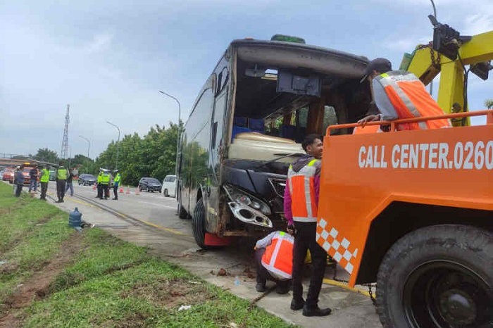 Kecelakaan di Tol Cipali, Bus Peziarah Asal Serang Terguling