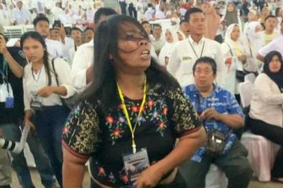 Jokowi Dilempar Sendal Emak-Emak di Sumut 