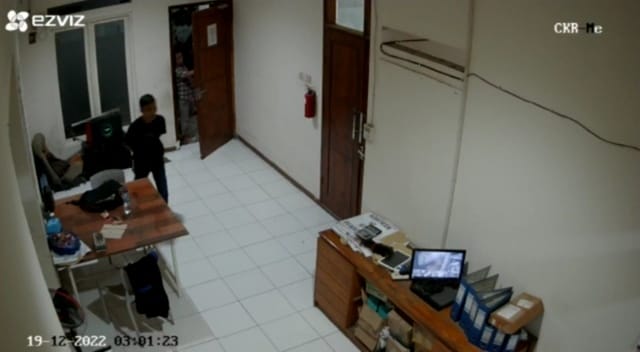Pencuri 5 Kali Ambil Handphone di Garasi PO Pakar Wisata Kramat Djati Bekasi
