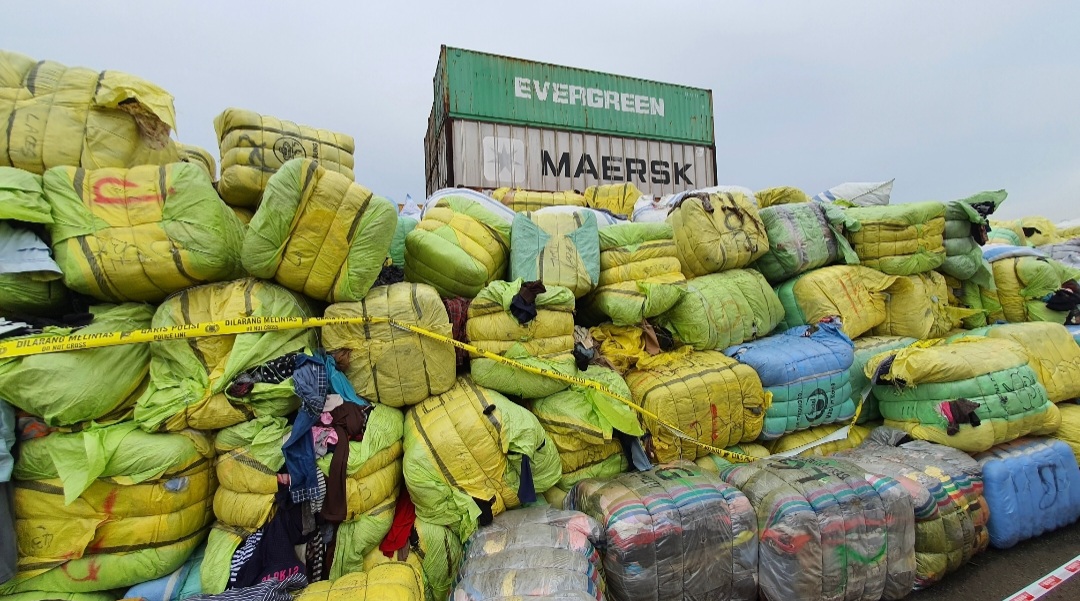 Ribuan Bal Baju Bekas Impor di Bekasi Dimusnahkan Pemerintah Guna Lindungi Produsen UMKM Lokal