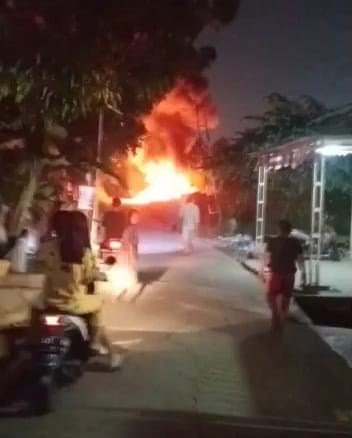 TPS di Bekasi Kebakaran, Api Membubung Tinggi, Untungnya Tidak Menyambar ke Permukiman 