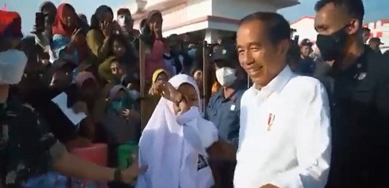 Jokowi Tertawa saat Dengar Curhatan Siswi SMA di Buton: HP Saya Rusak Karena Ngejar Bapak 