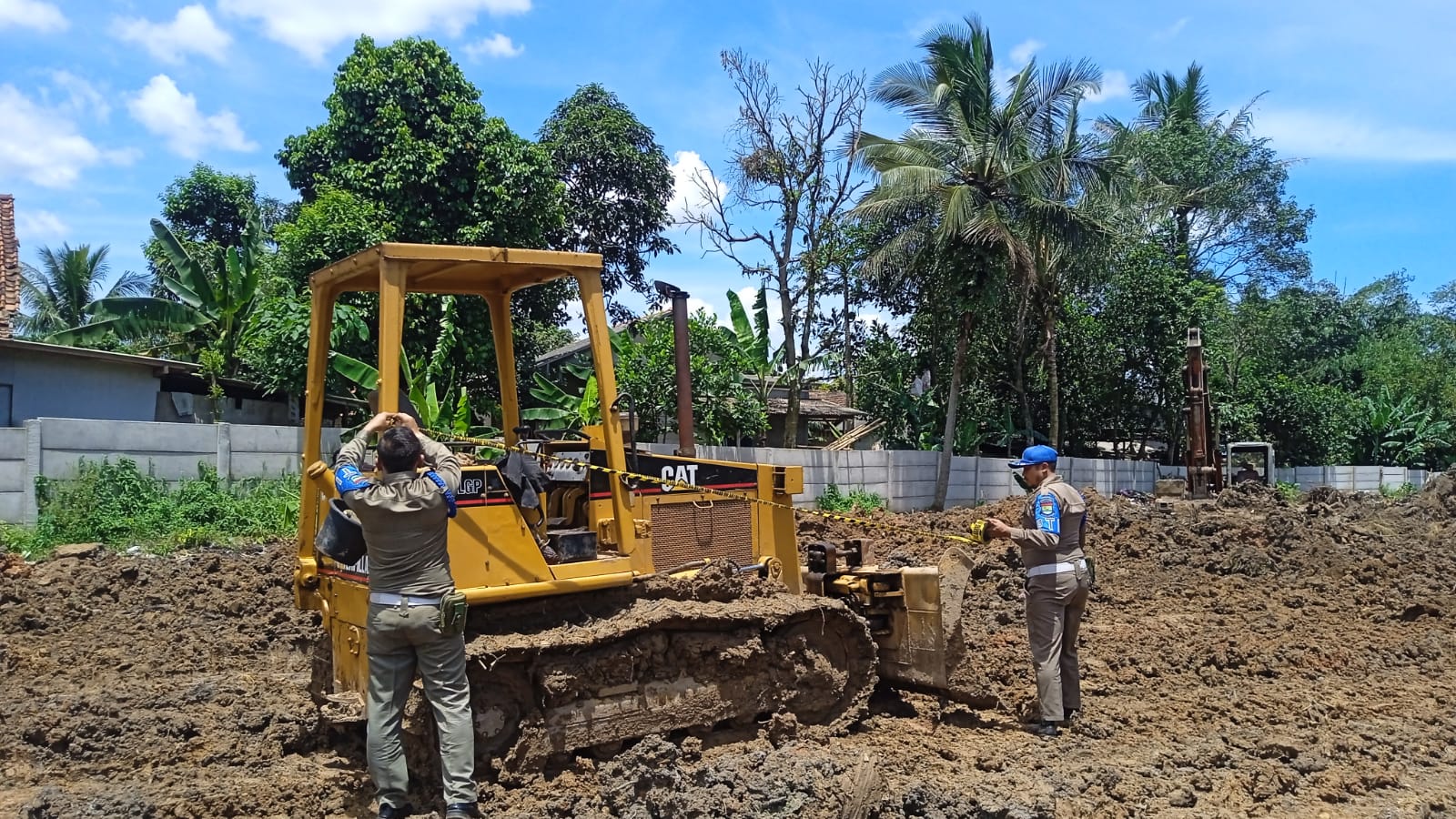 Bikin Kotor dan Rusak Jalan, Satpol PP Tangerang Segel 2 Alat Berat dan 10 Truk Pengangkut Tanah