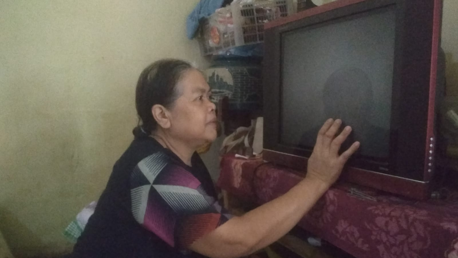 Kisah Nenek di Tangerang Nyalakan TV: Saya Pikir Rusak Tahunya Dimatiin Pemerintah