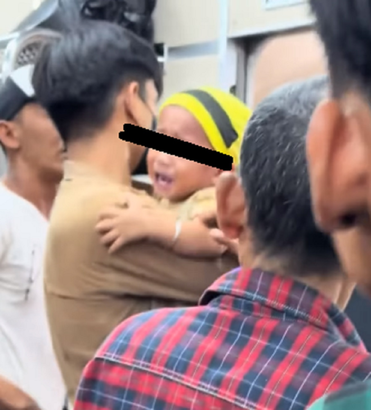 Ngilu! Seorang Bocah Menjerit saat Tangannya Terjepit Pintu KRL Stasiun Kebayoran Jakarta