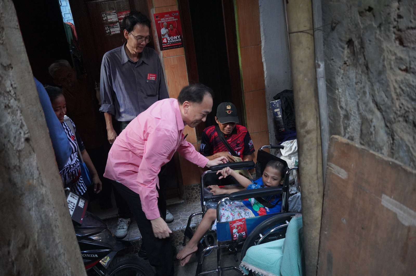 Kunjungi Pemukiman Padat Kampung Pulo, Sony Berikan Bantuan Kursi Roda Anak Pengidap Celberal Palsy