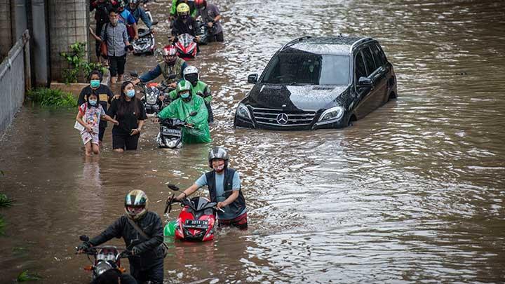 Penahan Air Laut Jebol, Kawasan Tanjung Emas Semarang Banjir Rob 1,5 Meter