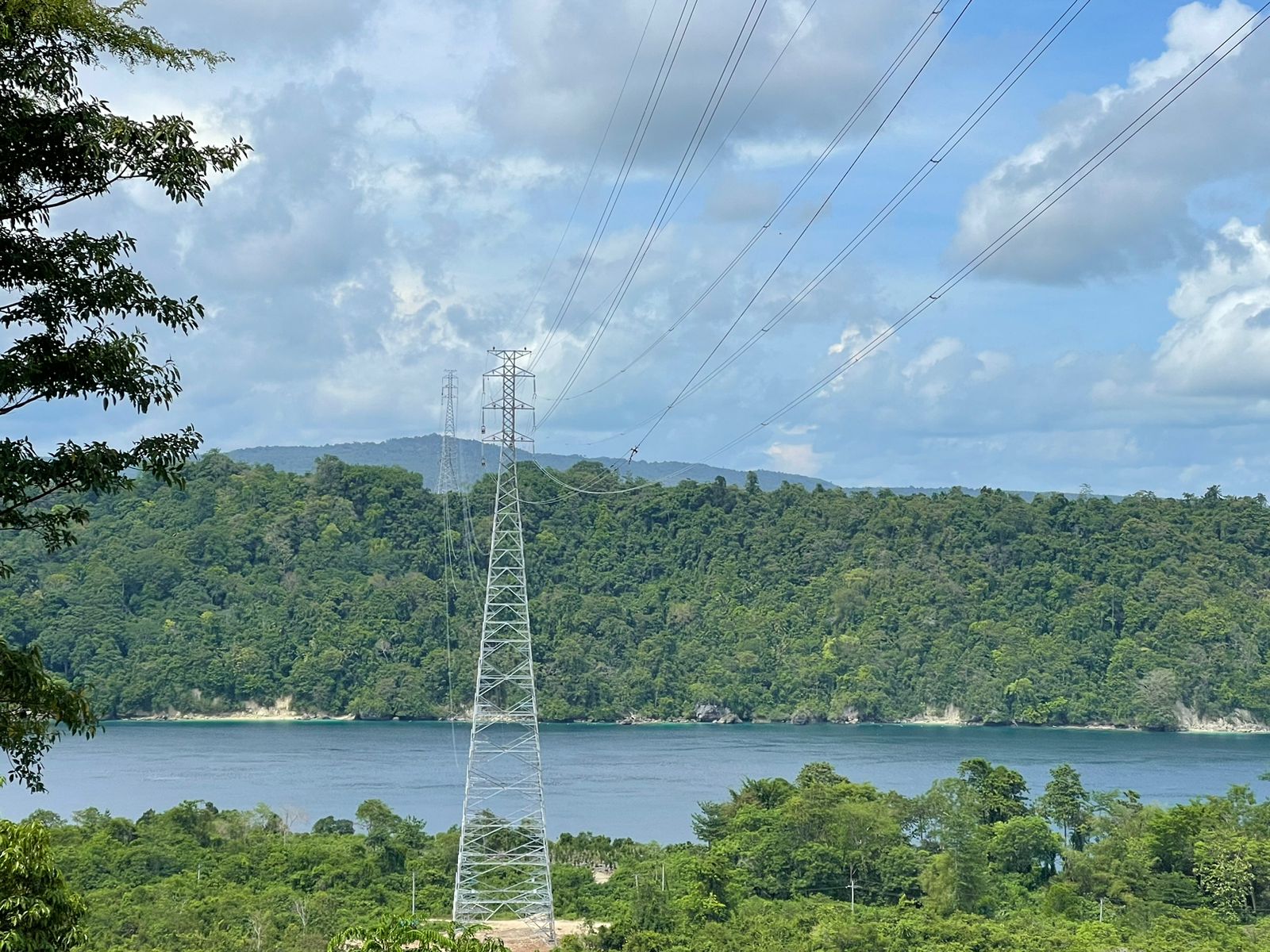 PLN Rampungkan SUTT 150 kV Antar Pulau di Sulawesi dengan TKDN 84,75 Persen 