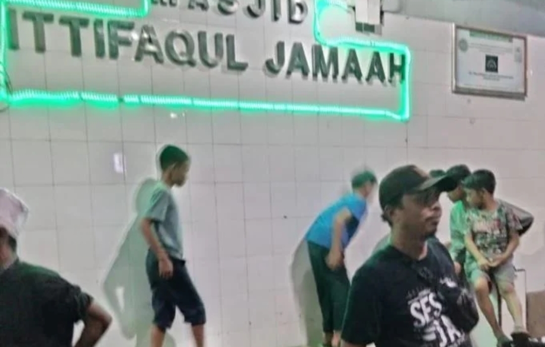 Kuba Masjid di Makassar Roboh Saat Jamaah Sedang Salat Tarawih