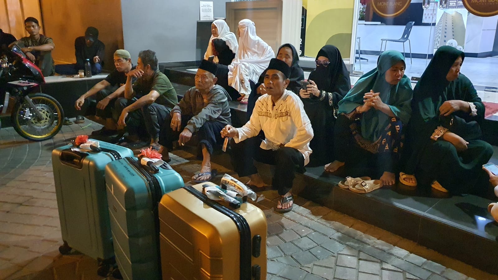 Begini Kondisi Jemaah Umrah Travel Kalimantan yang Terdampar di Bekasi 